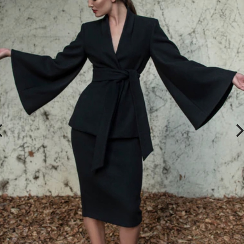 ISO DESPERATE La Femme en noir metropolis suit. XL